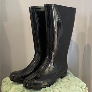 Black Glossy Rain Boots -rubber boots size 8 never worn